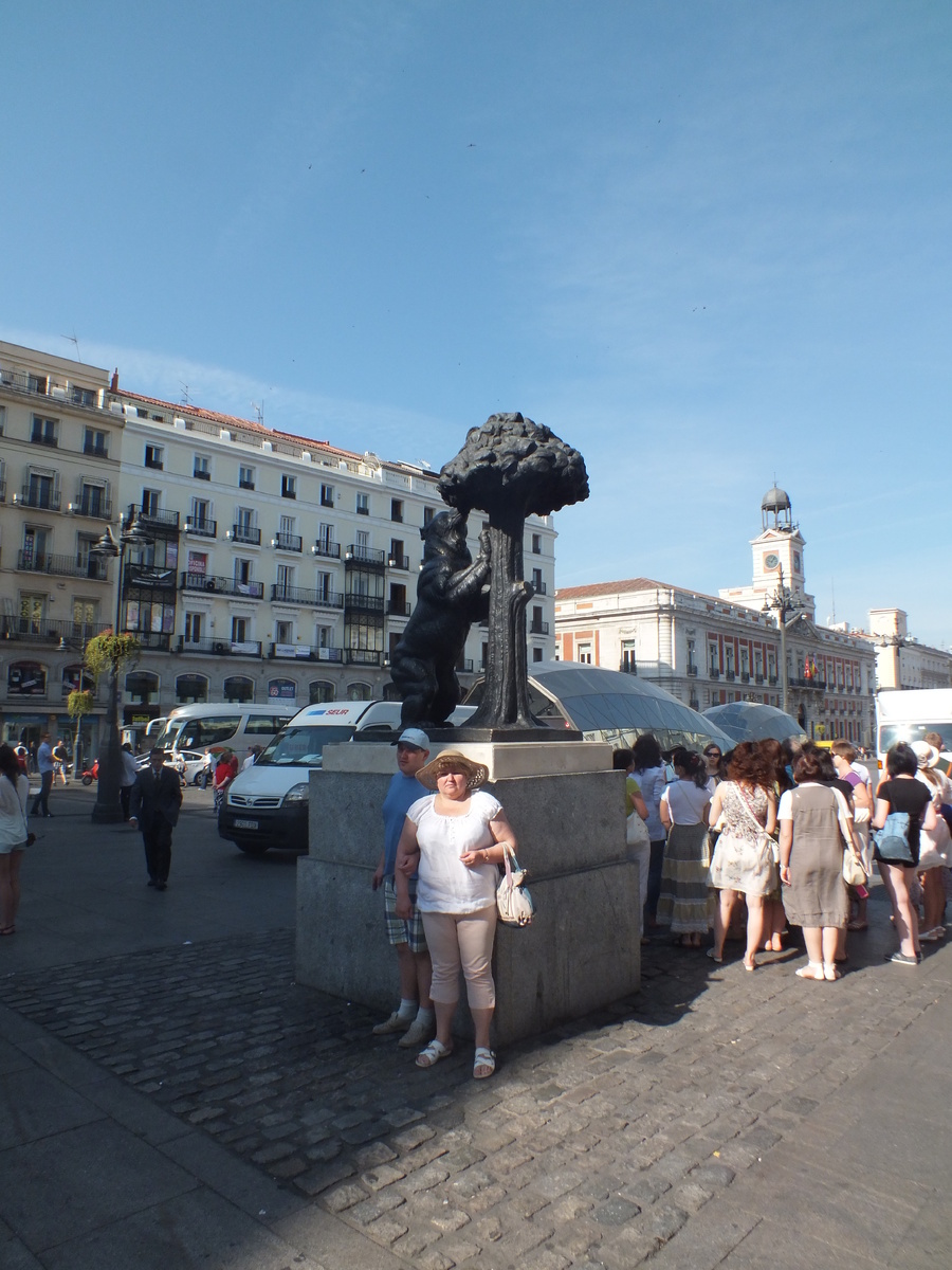 Символ Мадрида - медведь с земляничным деревом на площади Ворот Солнца