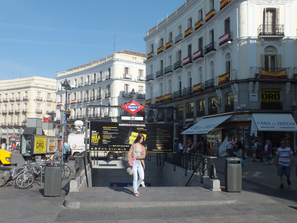 Вход в метро на площади Ворот Солнца