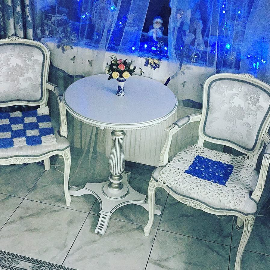 Сидушки на креслах в кухонном интерьере.