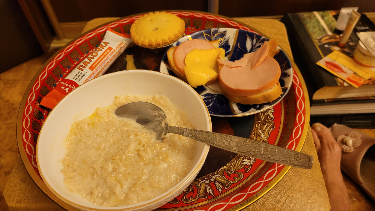 Каша овсяная, бутерброд горячий и простой, творожная палочка и песочная корзиночка.