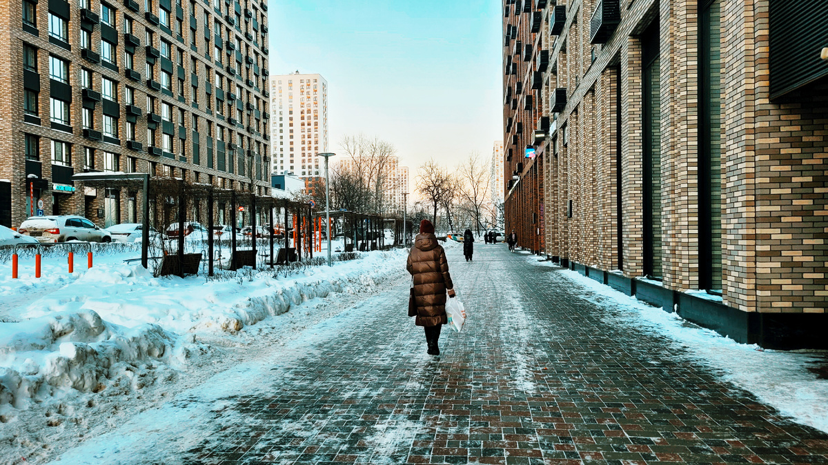 По дороге в школу.