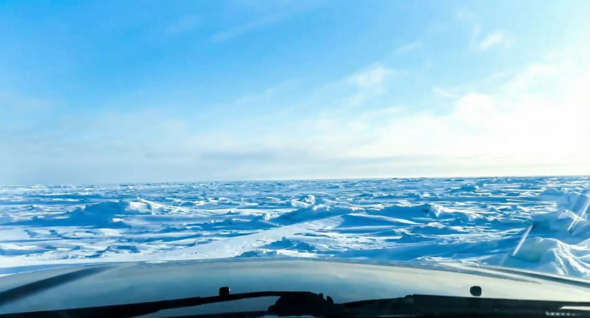 Движение на автомобиле по ледяным торосам в проливе Невельского. Фото Александра Еликова