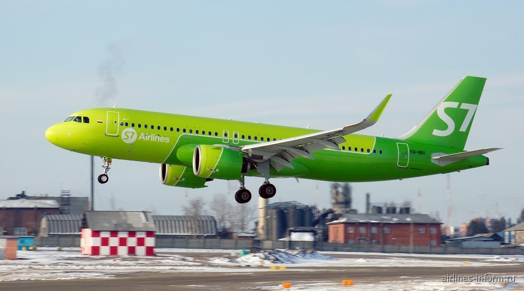    Самолет Airbus A320neo VQ-BRI авиакомпании S7 Airlines садится в аэропорту Иркутск