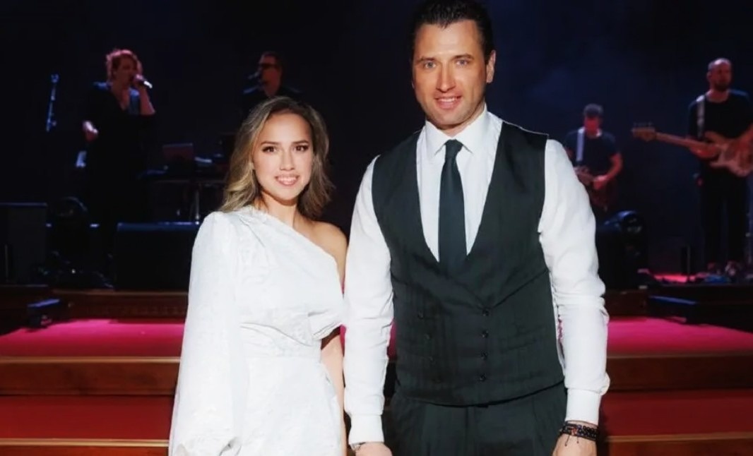 Чаще всего звучит фамилия Ротенберг, хотя прямых подтверждений, разумеется, нет.
