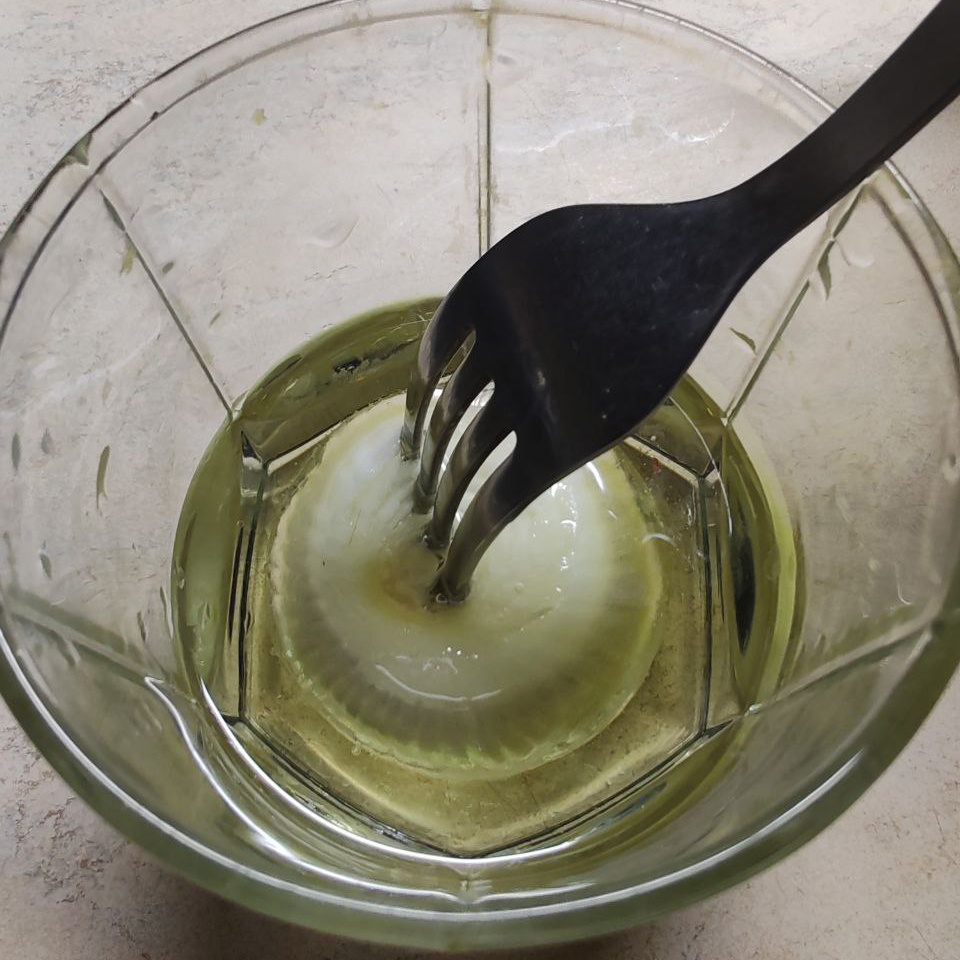 В стаканчик с луком срезанным вливаем растительное масло