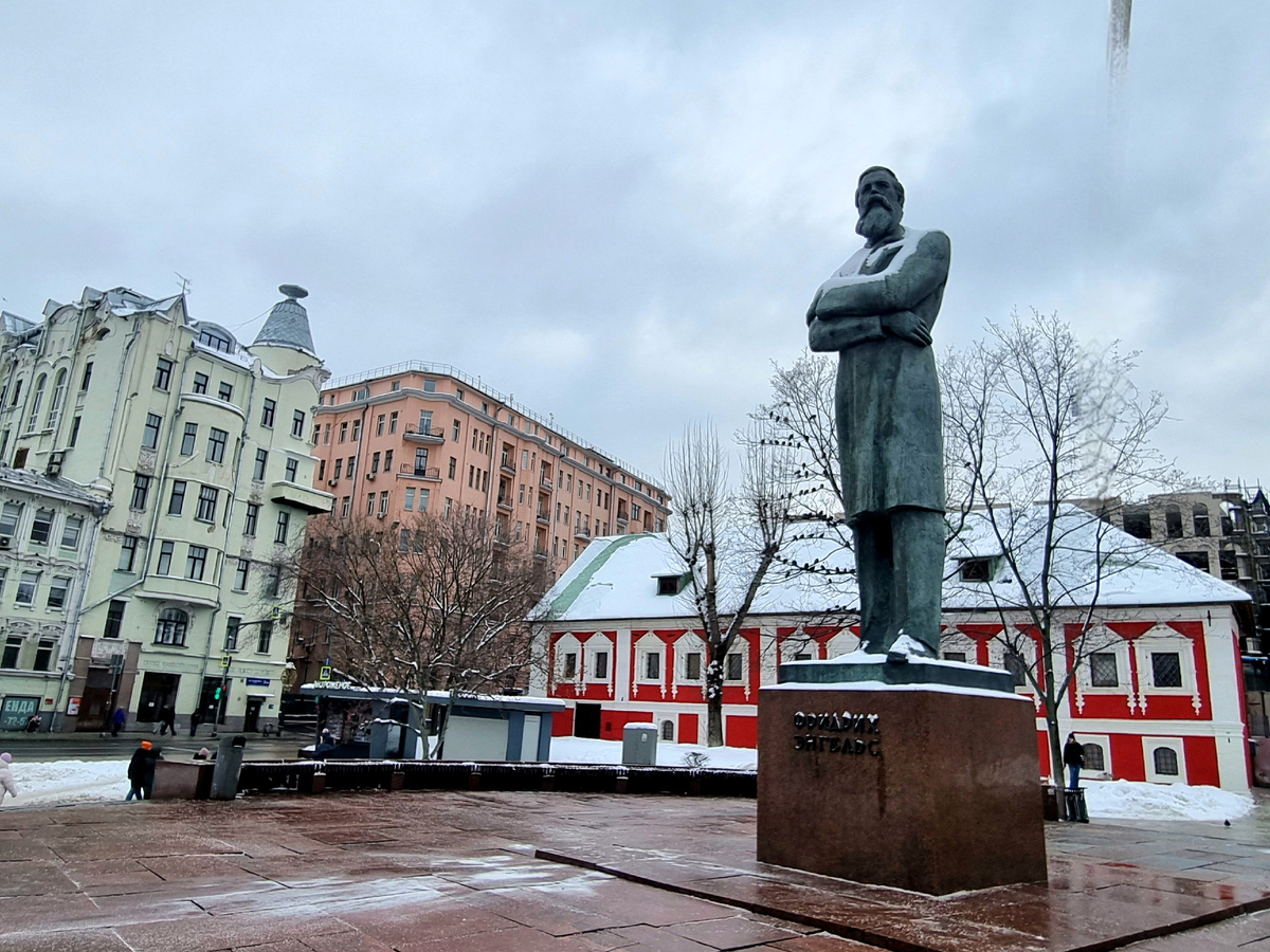 Памятник Фридриху Энгельсу. Фото автора статьи.