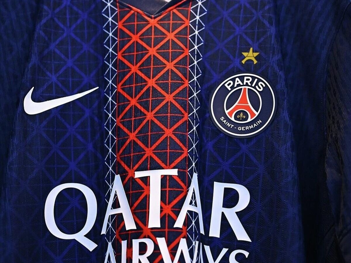    Логотип "ПСЖ" на домашней форме парижан | © Фотография из соцсетей
