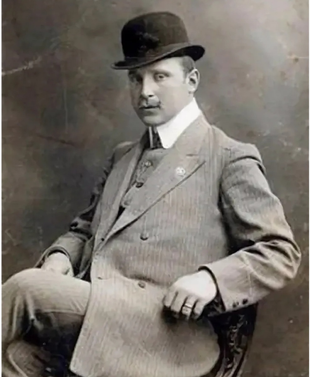 Автор вальса Илья Алексеевич Шатров. Родился в уездном городе Землянске (ныне — в Семилукском районе Воронежской области) в семье отставного унтер-офицера Литовского лейб-гвардии пехотного полка. С детских лет научился играть на балалайке и гармошке, выделялся необычайной музыкальной одарённостью. В 1901 году (по другим данным, в 1903) окончил Варшавский институт музыки (ныне Музыкальный университет имени Ф. Шопена) как военный капельмейстер