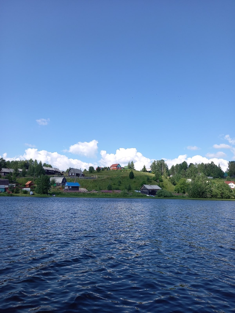 Вот на горушке прямо по центру коричневый домик.