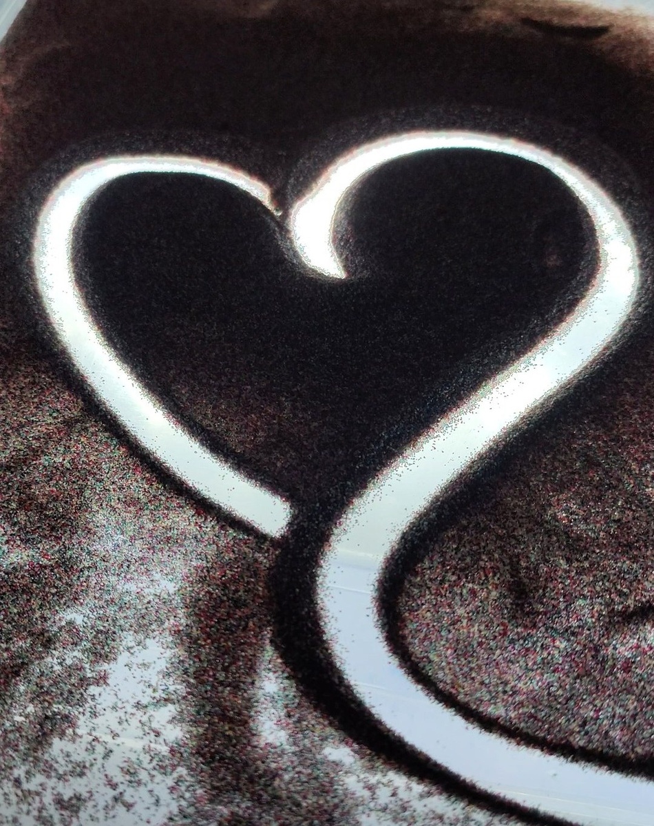 Световой стол из прозрачного контейнера и новогодних огоньков