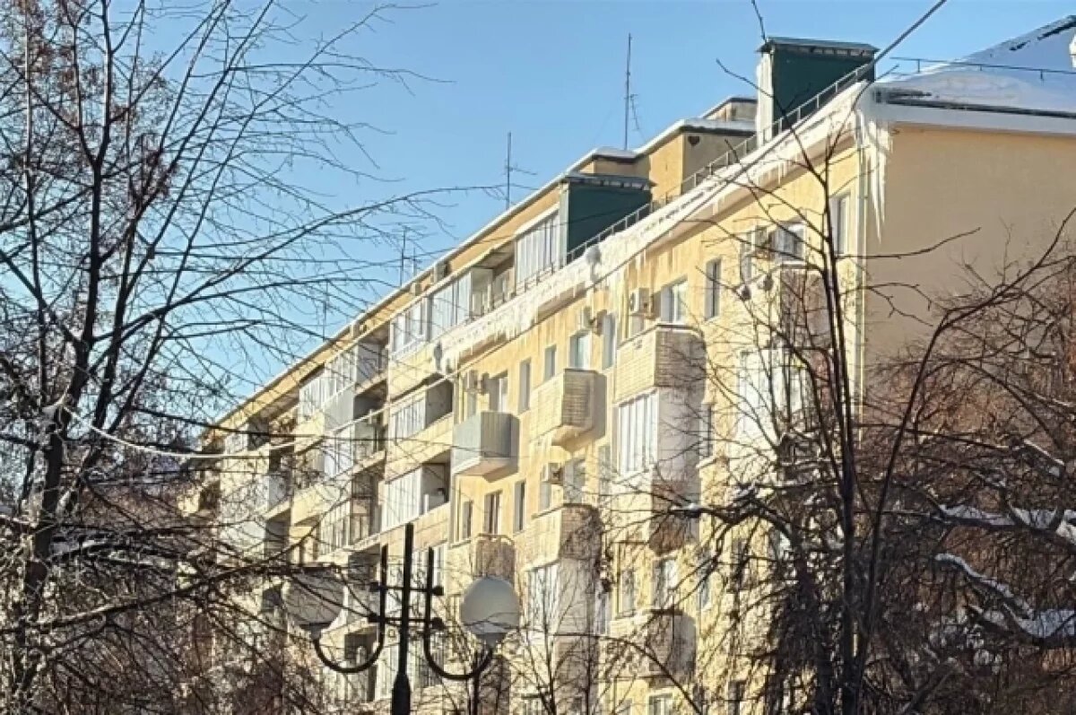    За сосульки, наледь и снеговые шапки, находящиеся на козырьках подъездов и крышах МКД, ответственность несёт управляющая компания.