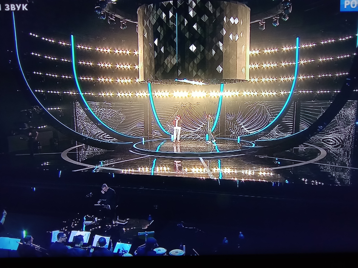 Оформление сцены яркое