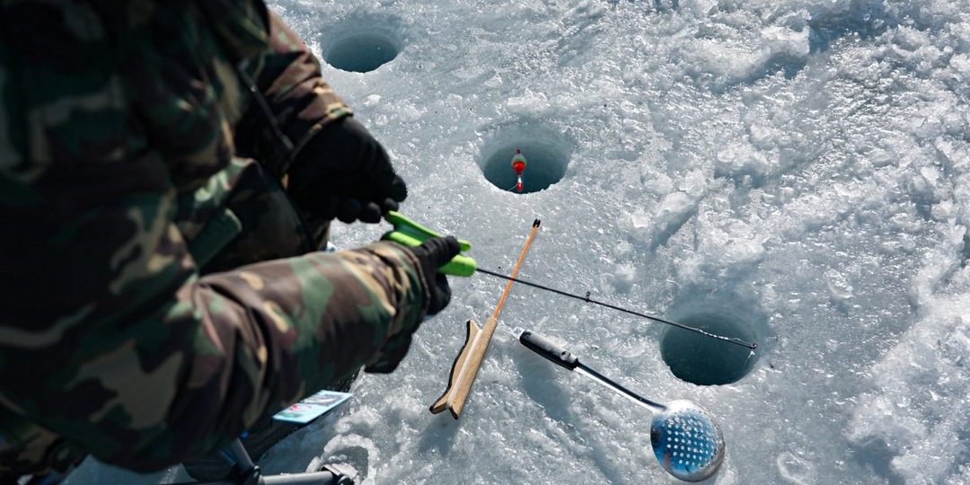 Руки в тепле, а лунка не мерзнет: 3 копеечных лайфхака для зимней рыбалки в -20°C