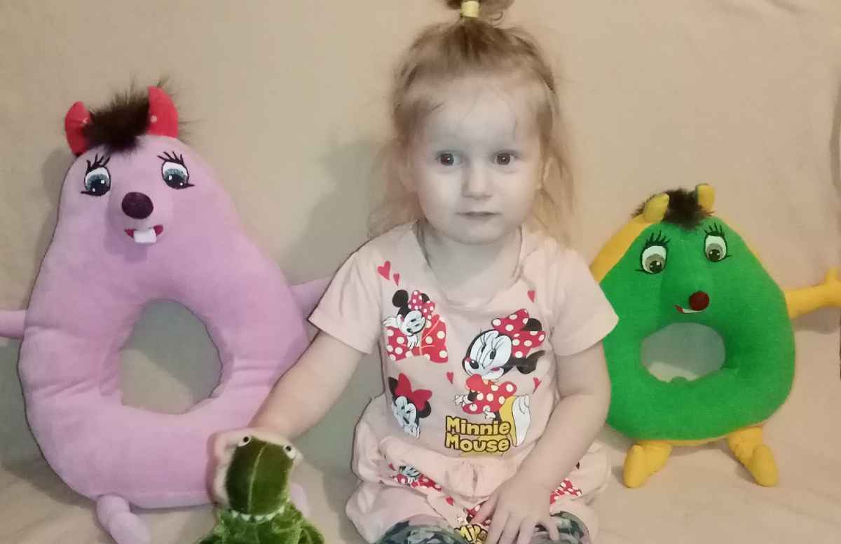 Дочка очень любит фотографироваться с игрушками