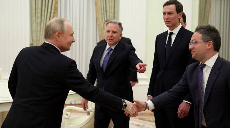    kremlin.ru Слева направо: президент РФ Владимир Путин, спецпосланник президента США Стивен Уиткофф, предприниматель, основатель компании Affinity Partners Джаред Кушнер и старший советник Белого дома, комиссар Федеральной службы по закупкам Управления общих служб Соединённых Штатов Америки Джош Грюнбаум