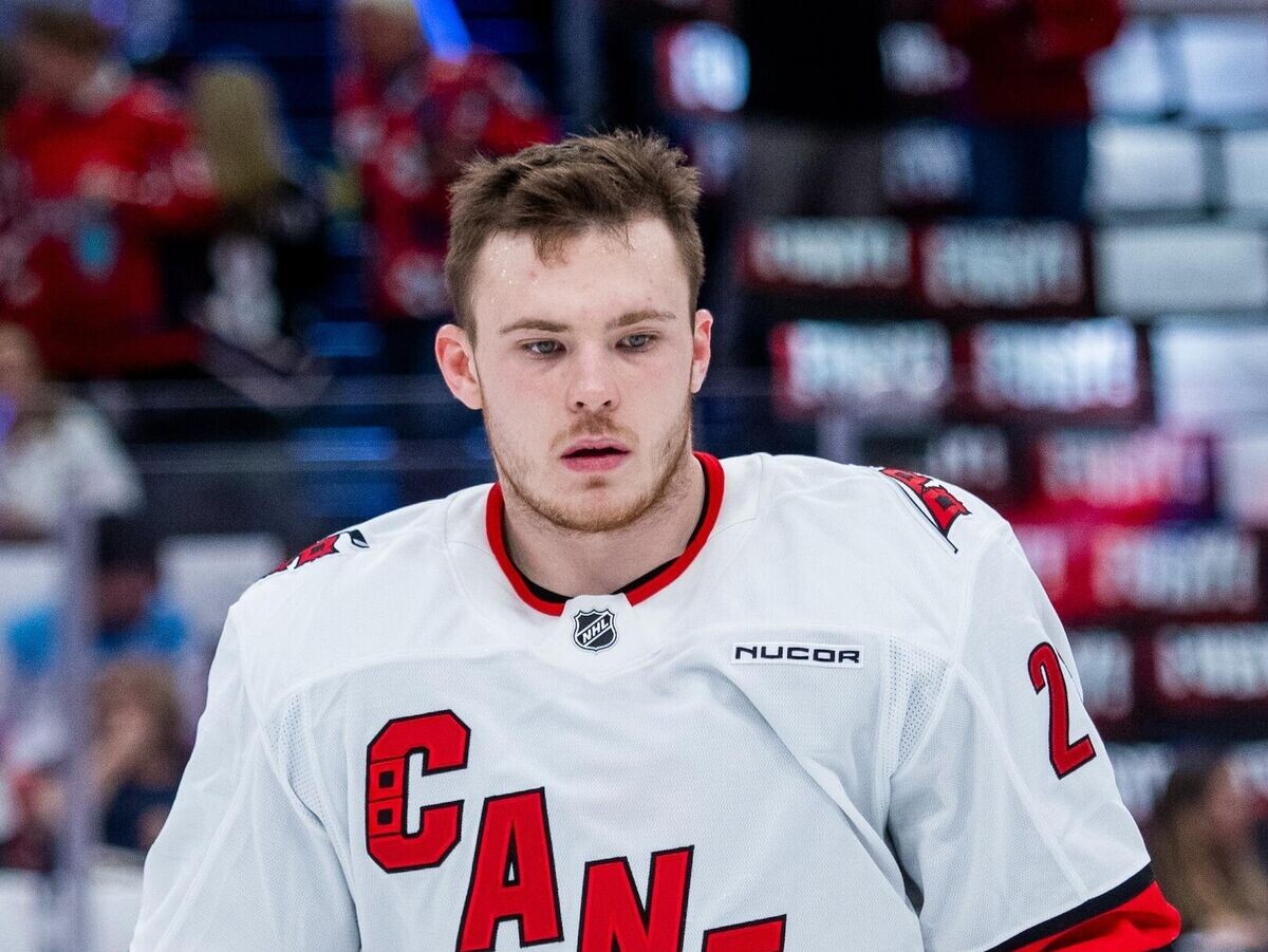    Хоккеист "Каролины Харрикейнз" Александр Никишин | © Фото : x.com/nhl