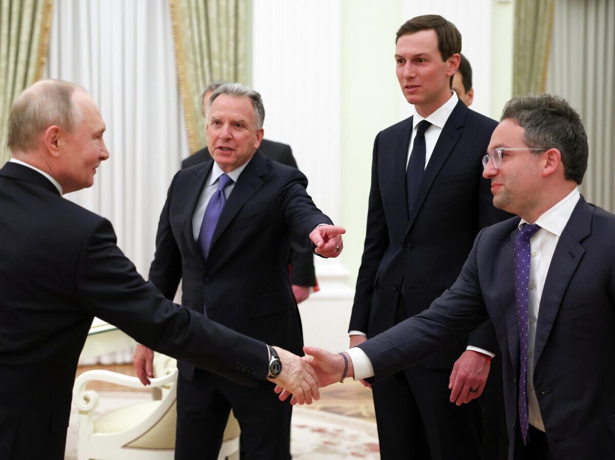    Президент РФ Владимир Путин, специальный посланник президента США Стивен Уиткофф, зять президента США Джаред Кушнер и комиссар Федеральной службы госзакупок Джош Грюнбаум во время встречи в Москве | © РИА Новости / POOL