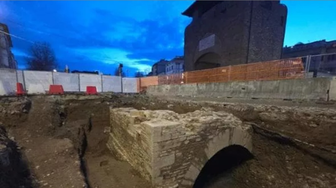 Случайная находка, остановившая строителей во Флоренции (фото из интернета)