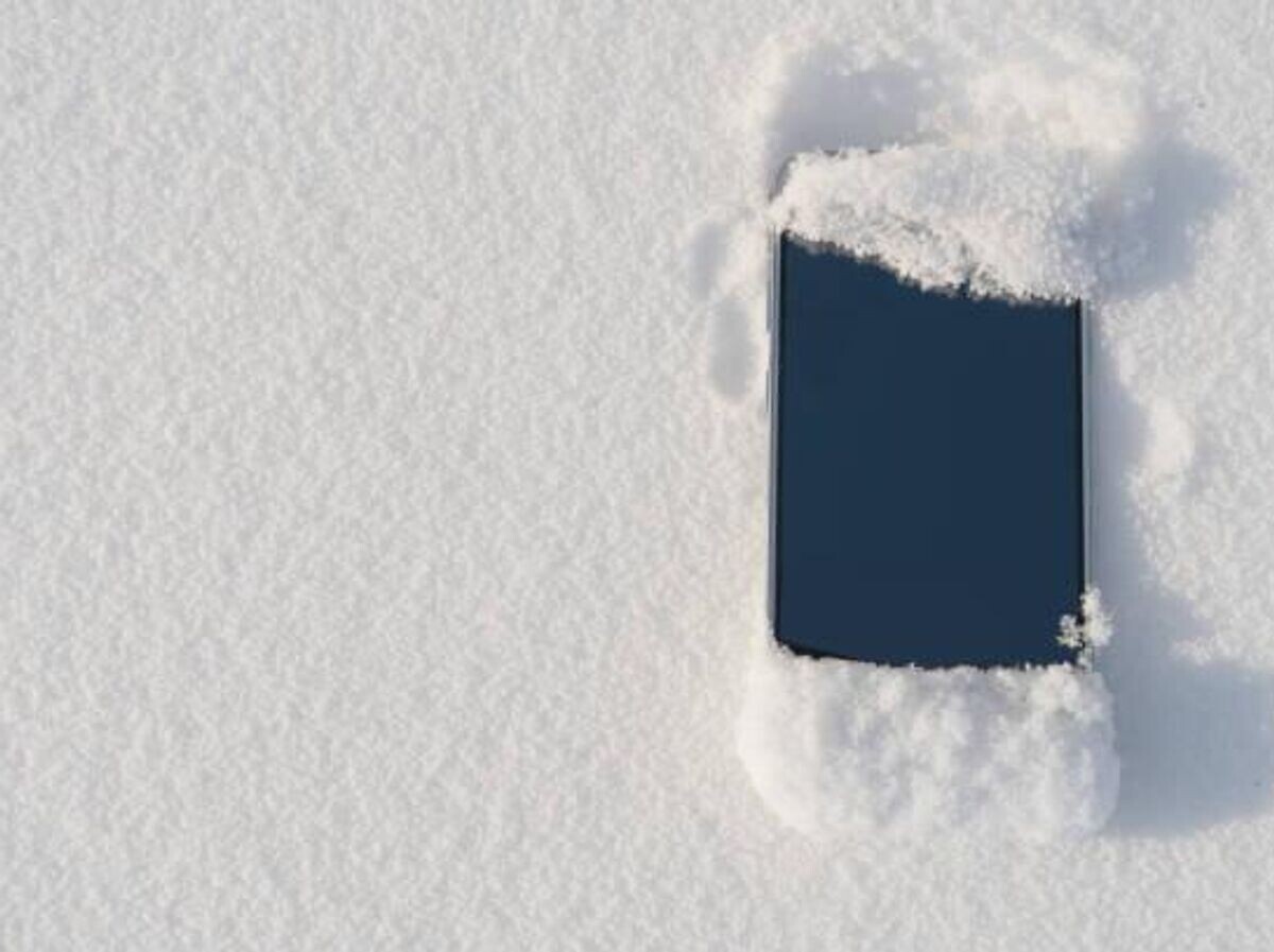    Телефон в снегу | © iStock.com