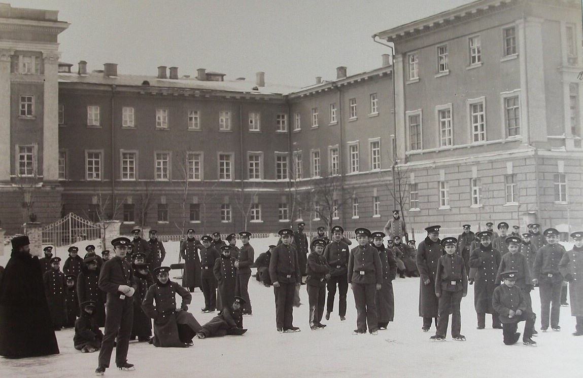 В первой гимназии учились писатель Михаил Булгаков, певец Александр Вертинский, авиаконструктор Игорь Сикорский