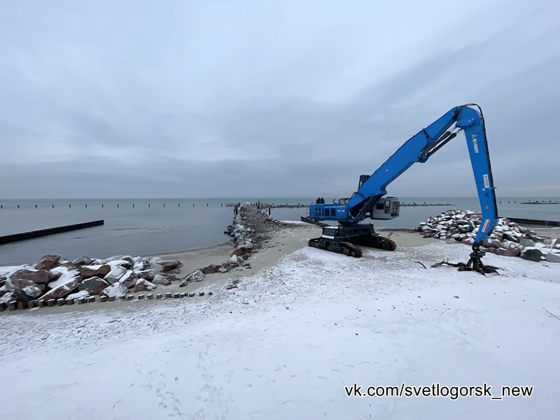 Светлогорск, новый променад с видом на брошенную строительную технику 