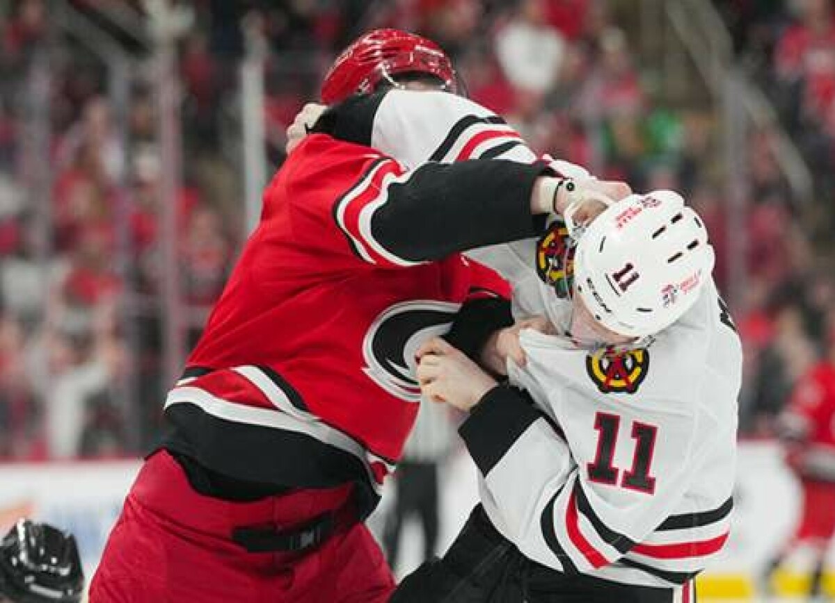     Журналист из Каролины о дебютной драке Никишина в НХЛ: он наглядно показал силу своих кулаков