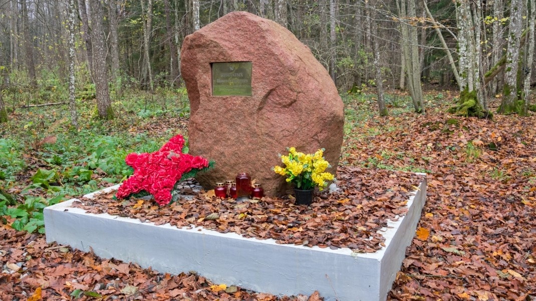 Памятный валун на месте предполагаемой гибели командира разведгруппы "Джек" Павла Крылатых.