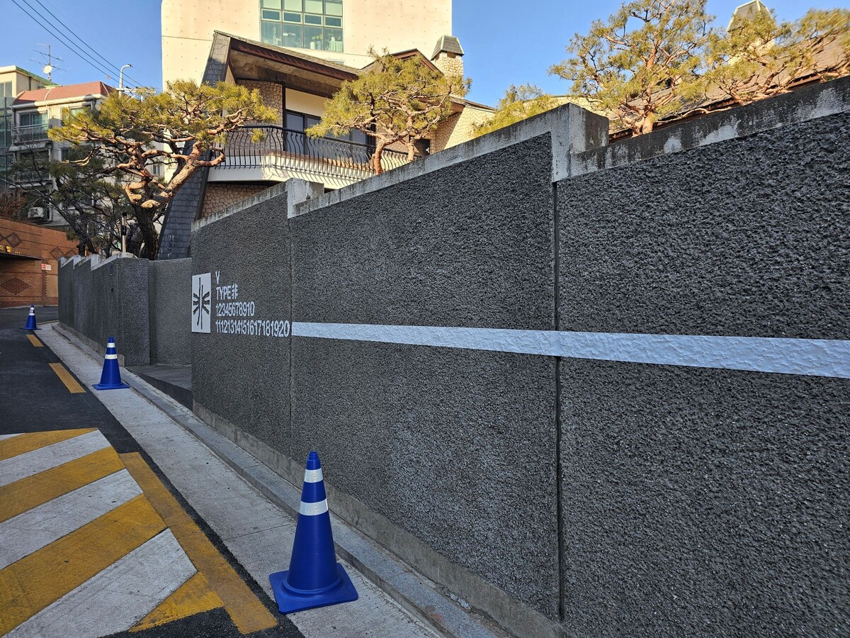 вокруг жилые дома, а галерея за высоким забором