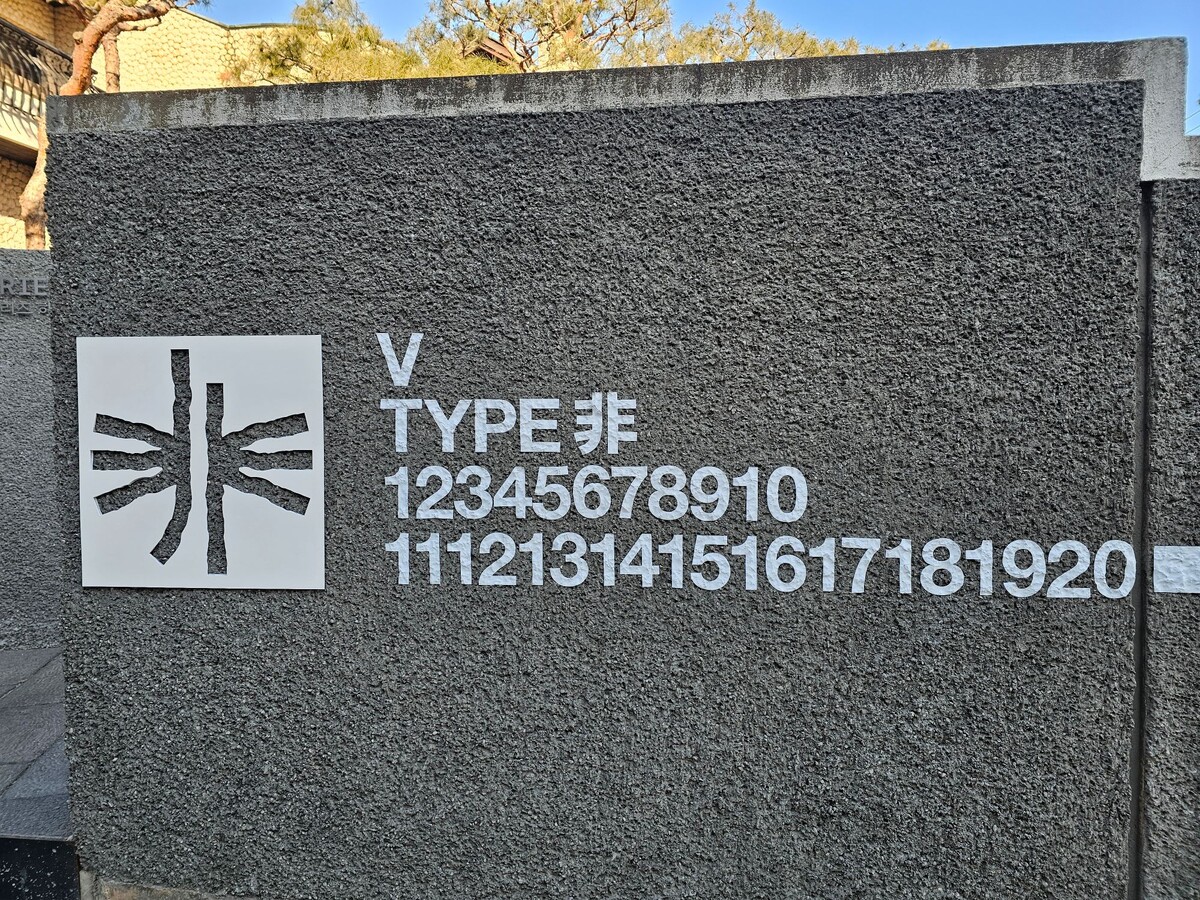 у входа во двор галереи