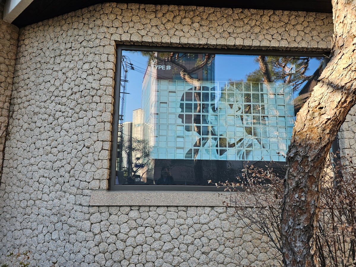 в окне периодически сменялись работы, представленные на выставке