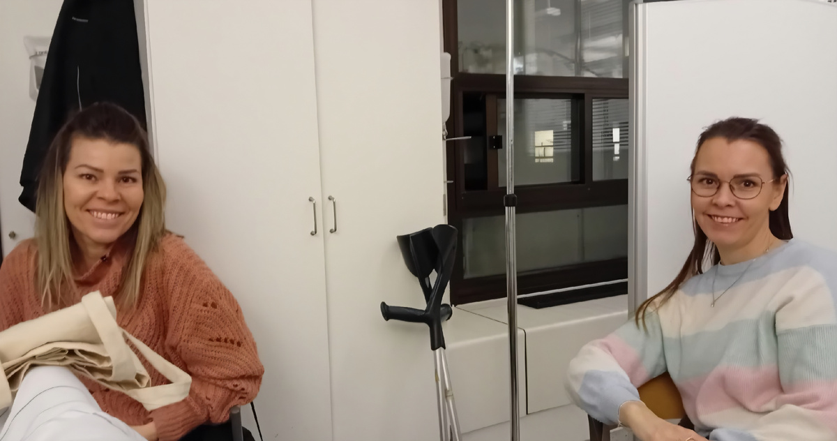 Дочери мужа пытаются развлекать лежащего в кровати отца.