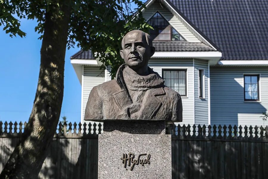Бюст Николаю рубцову в Череповце, источник Яндекс картинки