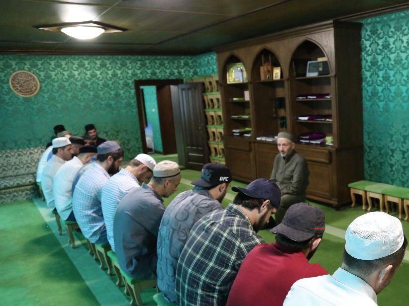 Мюриды на приёме у муфтия  Ахмада-афанди, первый, мужской ряд (источник фото: Муфтият РД ©)