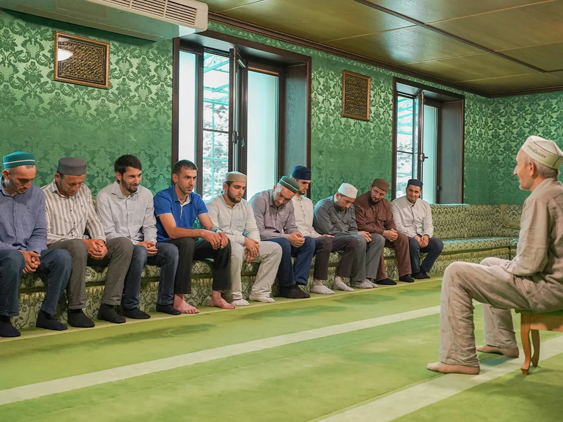 Делегация у муфтия Дагестана. Когда есть женщины, то диван принадлежит им))) (источник фото: Муфтият РД ©)