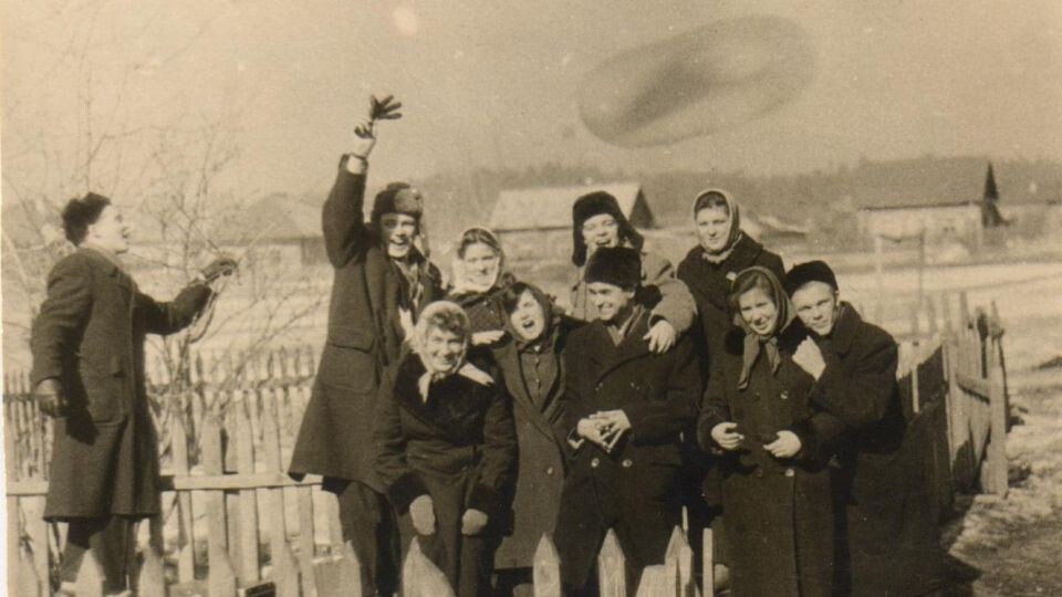    Студенты филологического факультета Барнаульского педагогического института на практике в колхозе. 1950-е гг.. Источник: goskatalog.ru, архив АГКМ