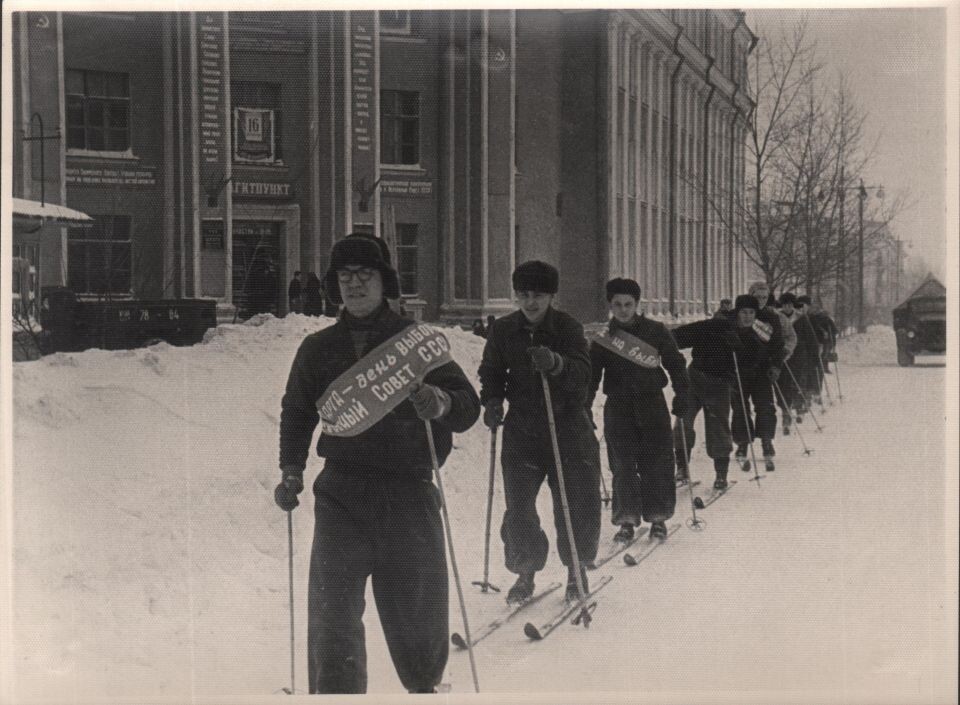    Студенты Алтайского мед. института в агит. походе в честь выборов в Верховный Совет СССР. 1958 г.. Источник: goskatalog.ru, архив АГКМ, Сафонов А.М.