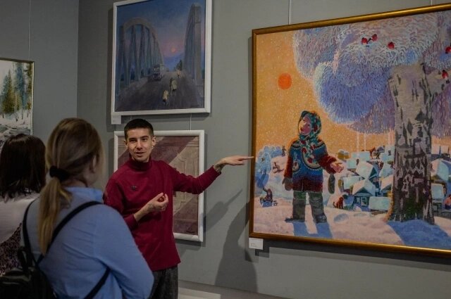    Виктор Кайгородов рассказывает о картинах новокузнечанам. Фото: Виктор Кайгородов