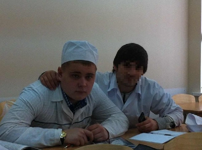 Александр Соловьев (слева) был арестован судом и помещен в СИЗО из-за подозрений в махинациях