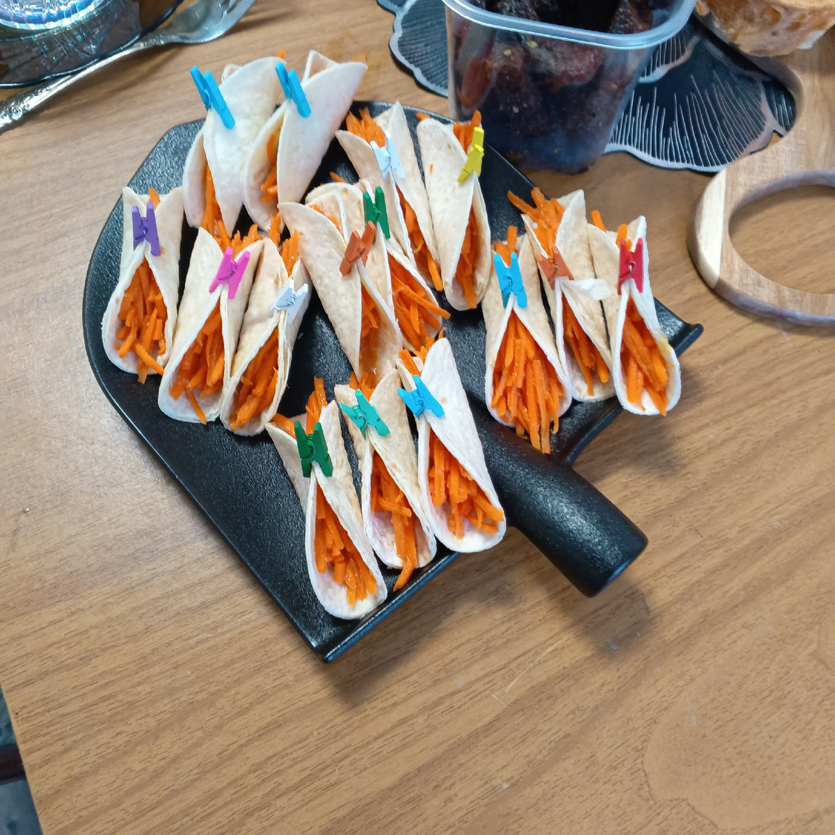 Лопата, если что, это тарелка декоративная. Все мои гости всегда хохочут над ней