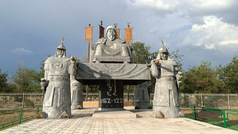 Памятник Чингисхану в Калмыкии
