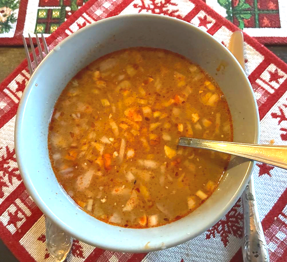 Бульон с отварной курицей и яйцом