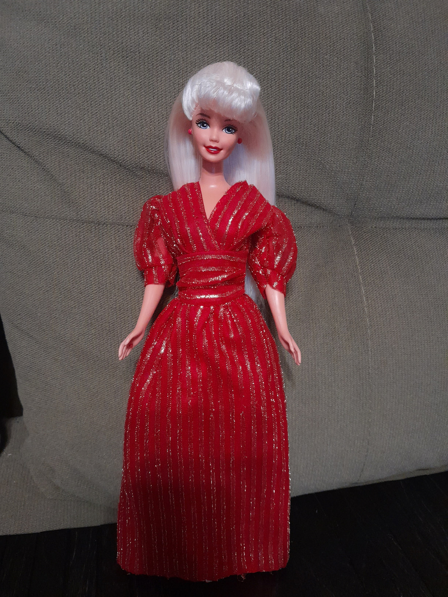 Примеряет Элис 