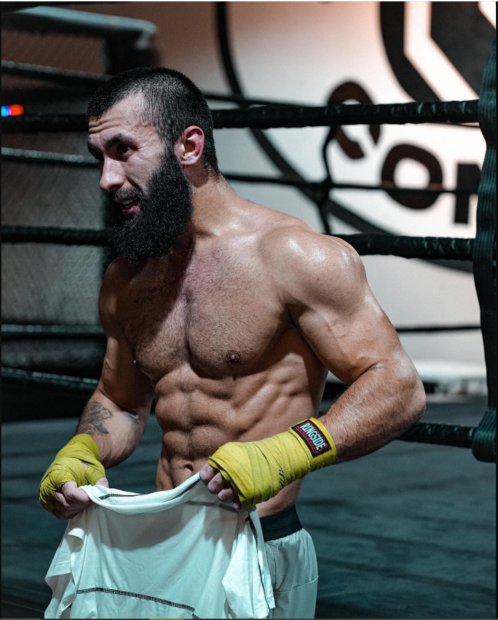 Естественно потом, за сценой, он признаётся, что он - МСМК по становой тяге и МС по пауэрлифтингу.