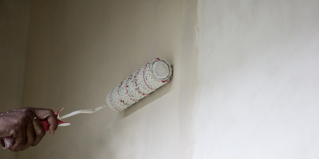 КАК грунтовать стены перед поклейкой обоев: валиком ИЛИ кистью +5 советов опытного мастера