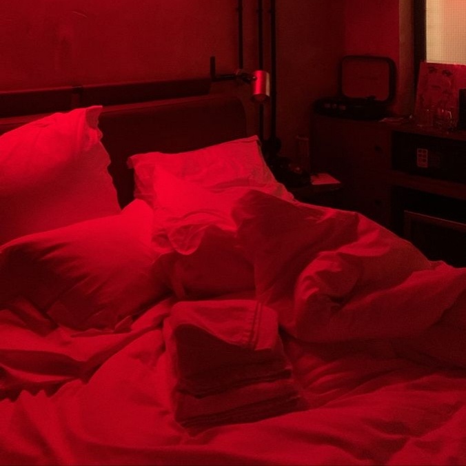 Ну конечно это шутка, и на самом деле я бы не посоветовала подросткам смотреть такие фильмы. Не только из-за наличия откровенных сцен, а скорее из-за не правильной модели построения отношений. P.S они там так тупо себя ведут, ребята не надо так.