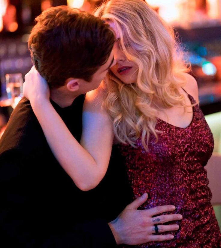 Случайная встреча перевернула их привычный мир. Она – прилежная студентка и образцовая дочь, а он – притягательный бунтарь с непростым прошлым. Живя в параллельных вселенных, они бы вряд ли даже взглянули друг на друга. Однако этому знакомству суждено разделить жизнь влюбленных на до и после.