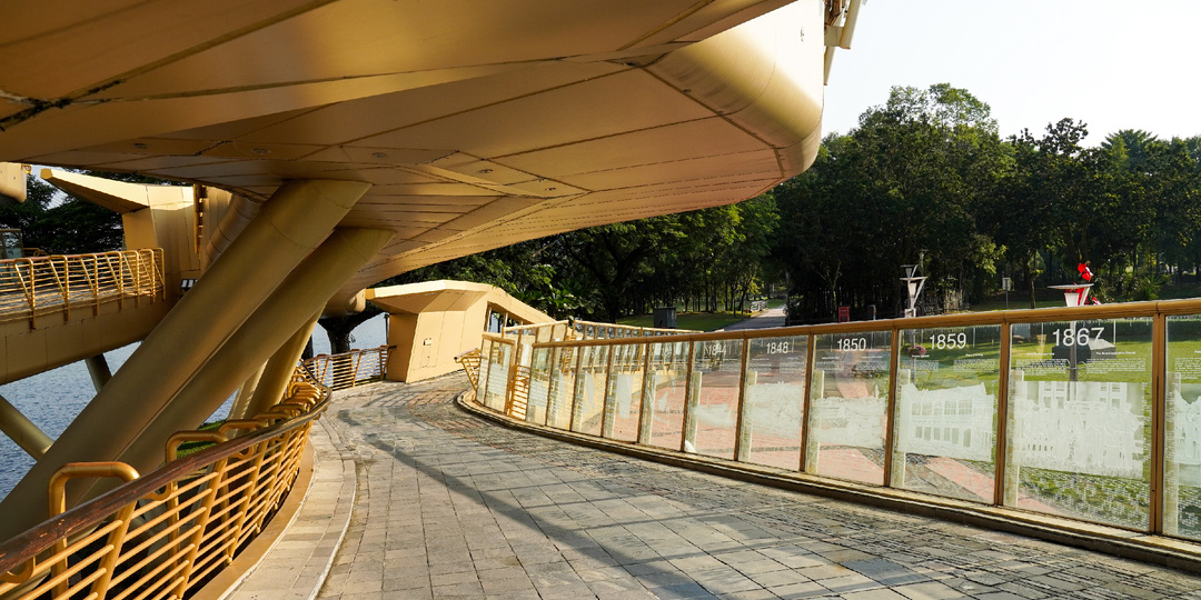 Малайзия. Путроджайя. Монумент Алаф-Бару. Домик хоббита.