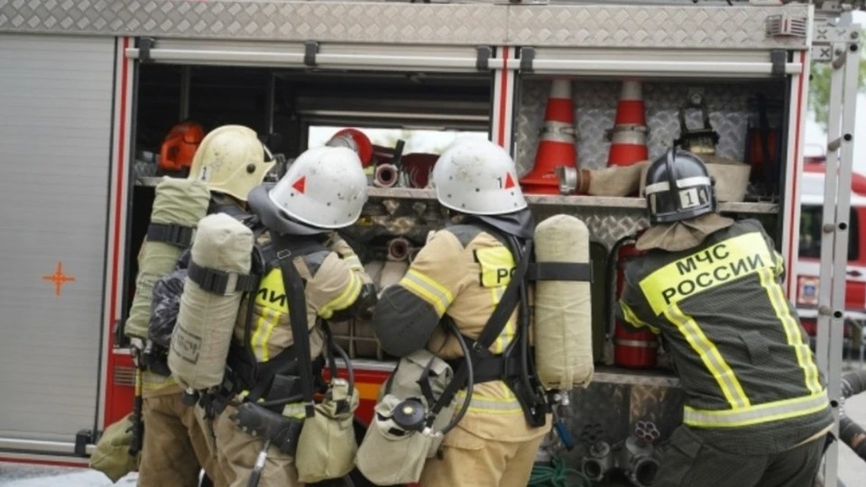 В Новосибирске загорелся частный дом на улице Жуковского