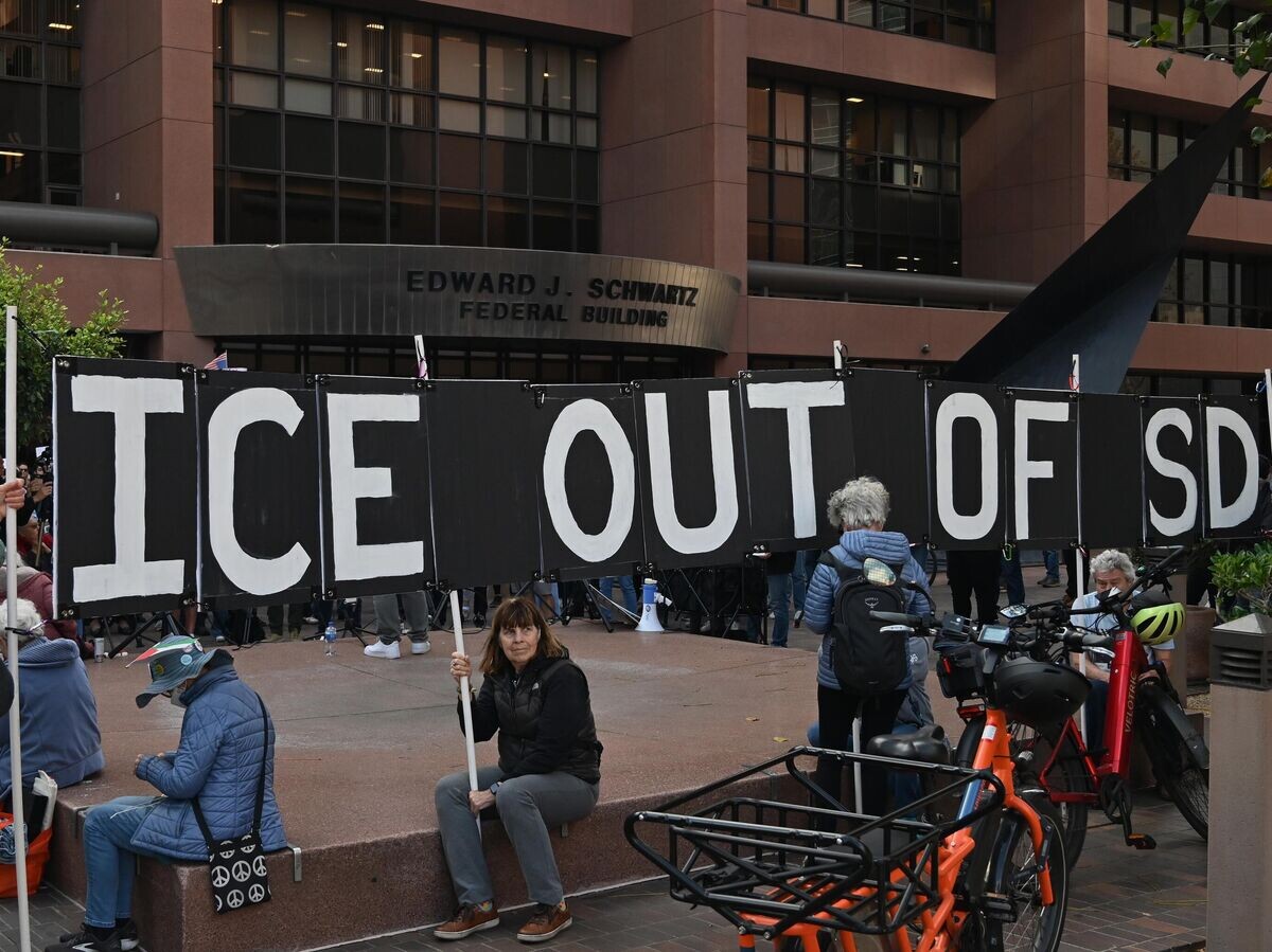    Участгики акции протеста против службы иммиграционного и таможенного контроля США в центре Сан-Диего | © Getty Images / Anadolu / Carlos A. Moreno