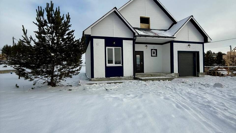 📌Уютный дом с красивыми соснами на участке